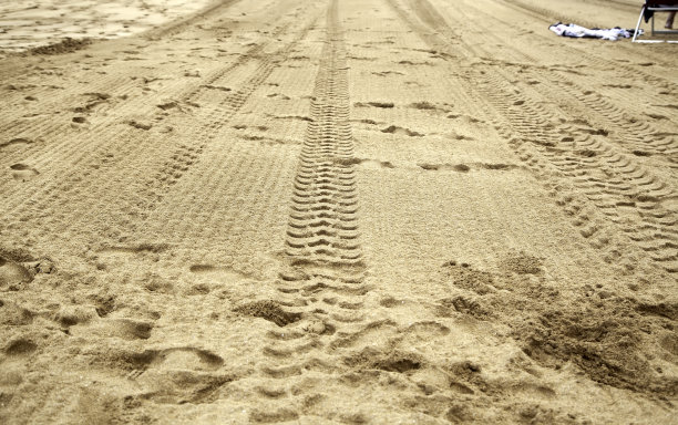 沙滩上的车轮痕迹图片下载