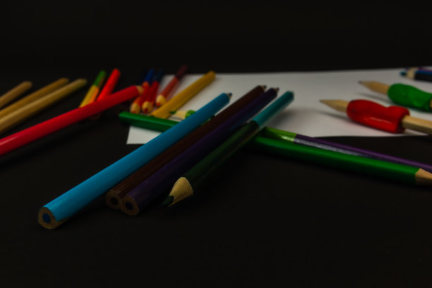 很多铅笔在白纸上图片下载