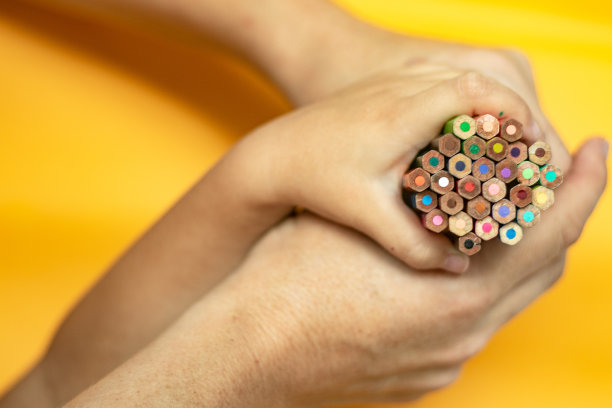 手握彩色铅笔图片下载