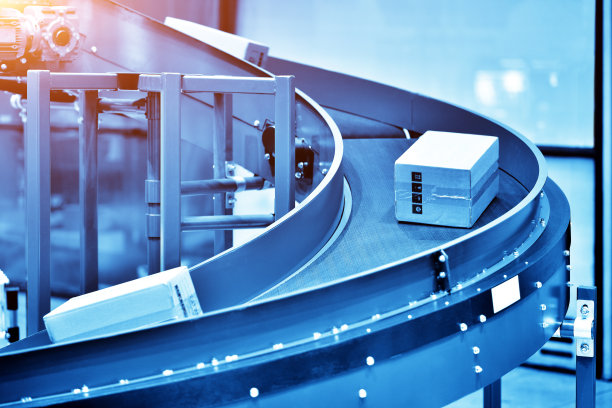 物流仓库输送带上的纸箱图片下载