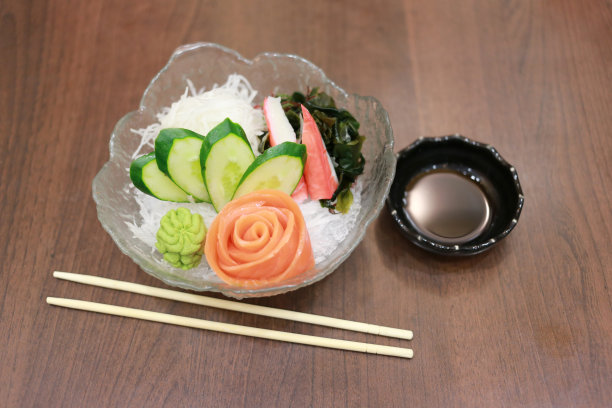 玻璃碗里的三文鱼生鱼片。图片下载