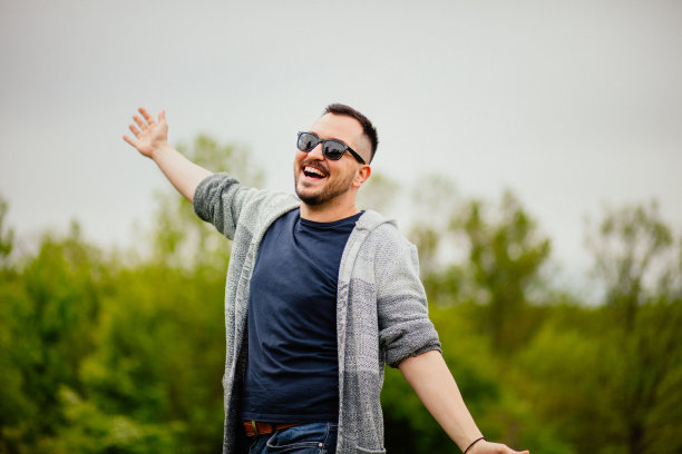 英俊的男子在乡村微笑图片下载