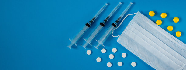 医用口罩，注射器和药丸，蓝色背景图片下载