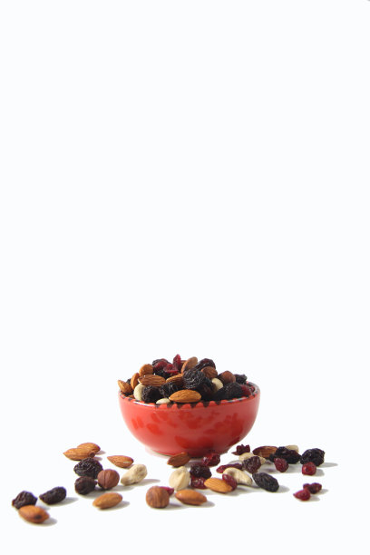 一碗被白色背景隔开的坚果混合物图片下载