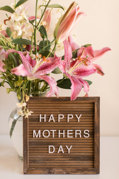 “母亲节快乐”的告示牌被粉红色的复活节百合花包围着图片下载