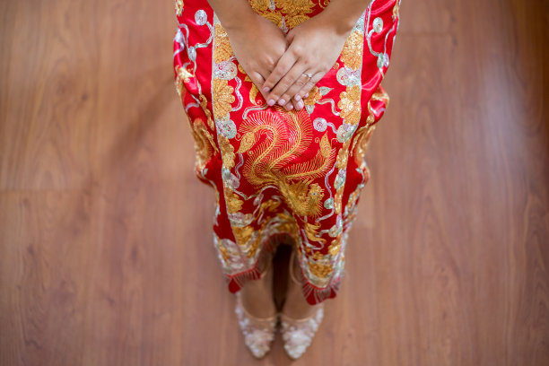 亚洲新娘穿着传统服饰坐在椅子上图片下载