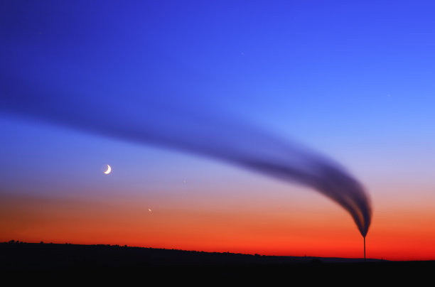 一个著名的日落。工业锅炉房的污染。双气篮子里。图片下载