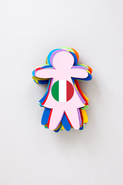 一堆五颜六色的女孩拿着意大利国旗图片下载