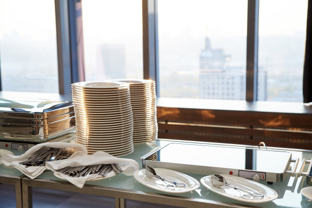 宴会上的餐饮，加热的食物，豪华酒廊里的餐具图片下载