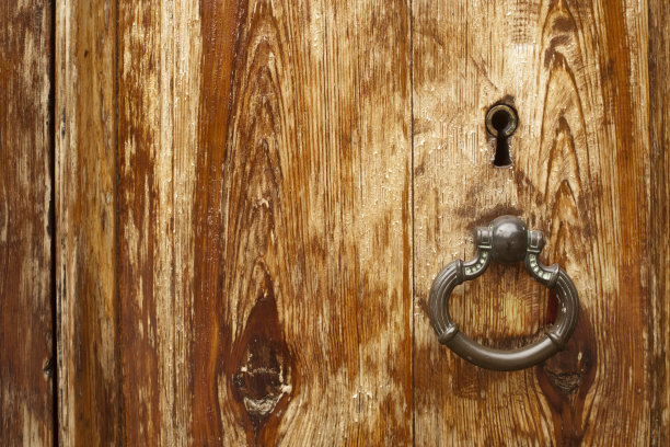古老的门，手柄和锁孔图片下载