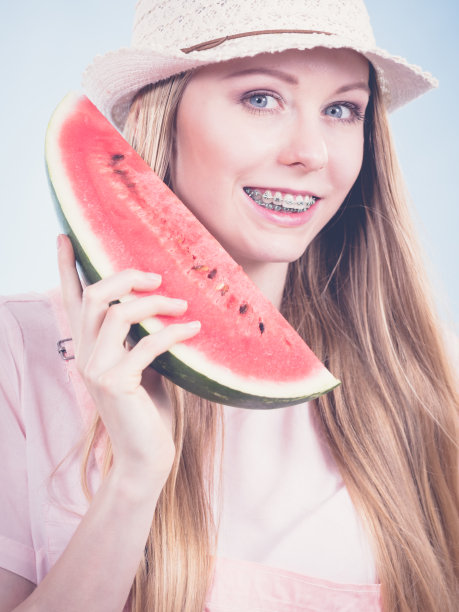 拿着西瓜的女人图片下载