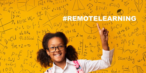 冠状病毒在线教育。非裔美国女孩指着标签“远程学习”和数学方程式，拼贴画图片下载
