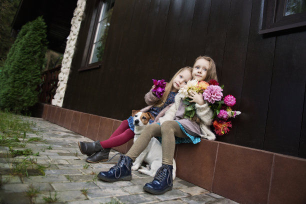 女孩们带着狗和花图片下载