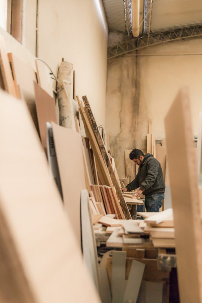 人们在木材场做木材图片下载