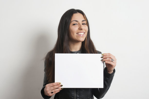 美丽微笑的黑发女孩与海报图片下载