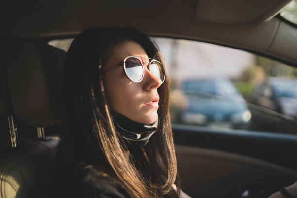 在上班路上戴着围巾或面罩的专心工作的妇女图片下载