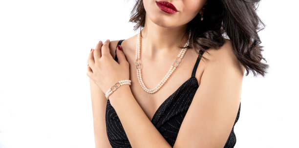 戴珍珠项链和腕带的女人图片下载