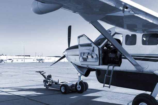 在阳光明媚的日子飞机在机场素材图片