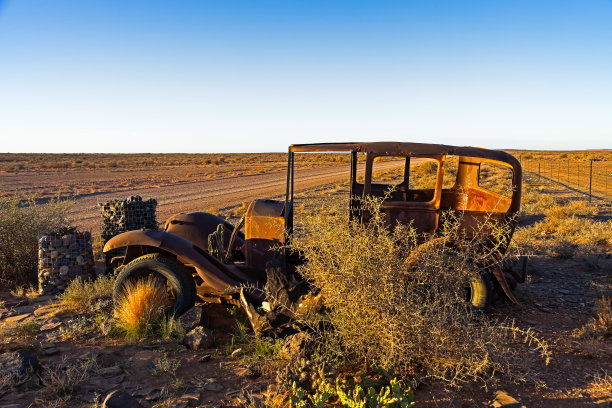 路边一辆旧汽车的骨架图片下载