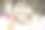 一个亚洲女孩正在卧室的床上玩一块塑料砖。图片下载
