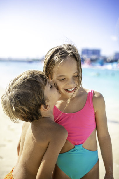 兄弟姐妹在迪拜海滩享受夏日图片下载