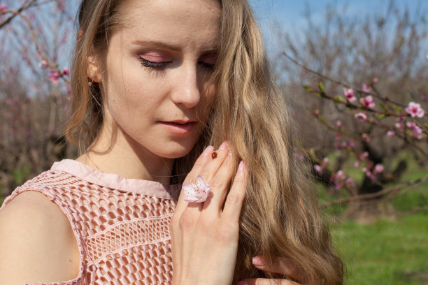 一个金发女人手上的昆虫瓢虫图片下载