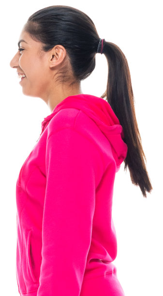 z一代的年轻女性穿着连帽衬衫站在白色背景前图片下载