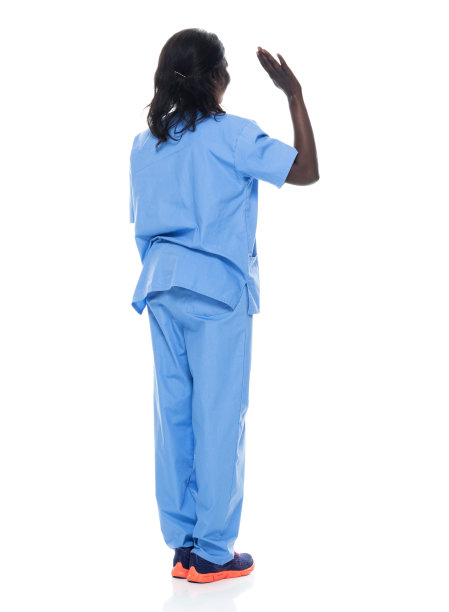 非洲裔女性穿着运动鞋站在白色背景前图片下载