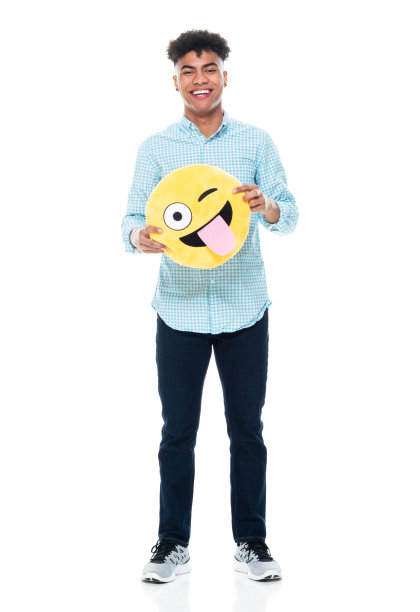 非洲裔少年穿着衬衫站在白色背景前图片下载