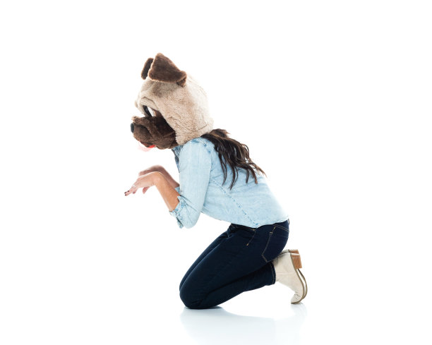 白人女性跪在白色背景前穿着服装图片下载