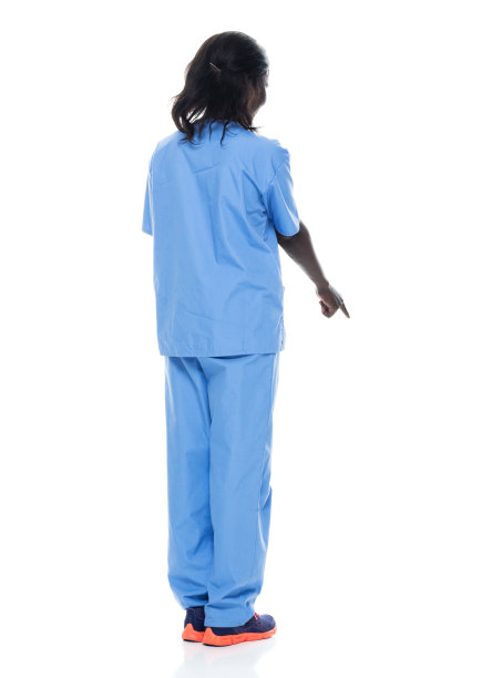 非洲裔女性穿着运动鞋站在白色背景前图片下载