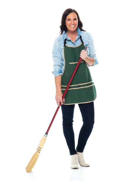 白人中年人手拿扫帚，系着围裙站在白色背景前图片下载