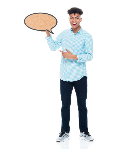 z一代十几岁的男孩穿着牛仔裤站在白色背景前举着标语图片下载