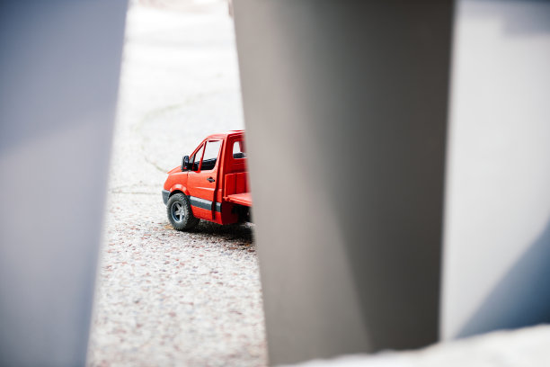 抽象的纸墙的玩具红色建筑货车图片下载