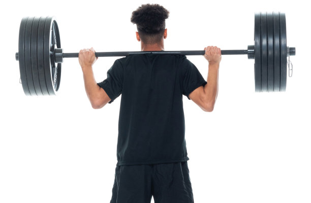 非裔美籍年轻男性穿着运动鞋在白色背景前锻炼，积极与健身图片下载