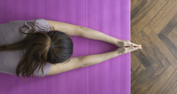 年轻的运动女性练习瑜伽图片下载