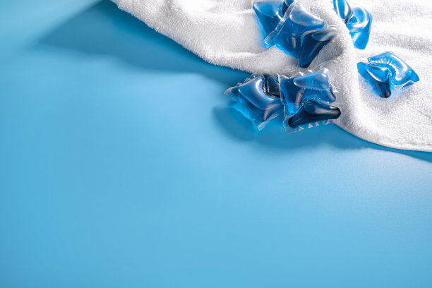 洗涤剂洗涤舱和干净的浴巾图片下载