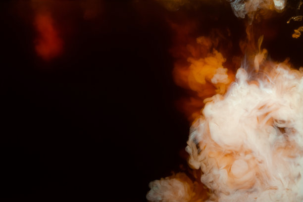 咖啡和牛奶混合形成美丽的卷曲图案图片下载