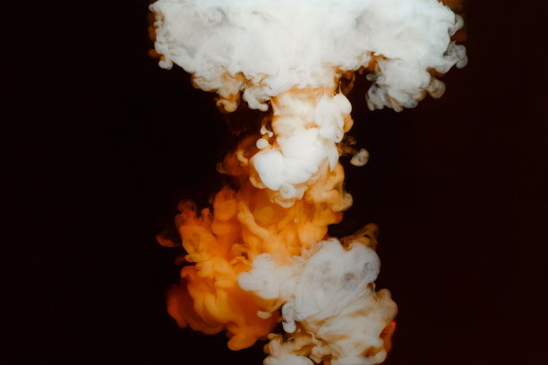 咖啡和牛奶混合形成美丽的卷曲图案图片下载