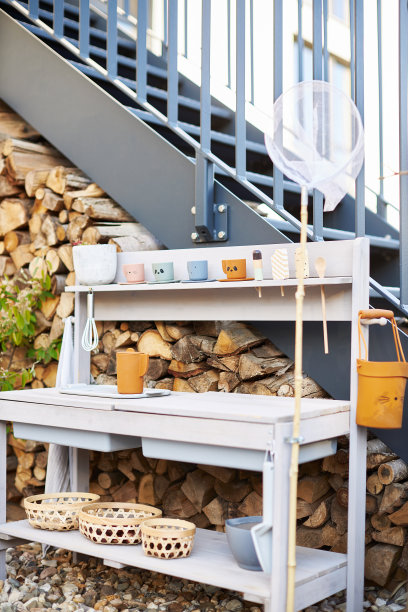 现代城市花园的各种照片，详细的花和花园家具的图片图片下载