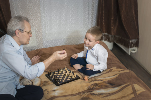 隔离的孙子和爷爷学下棋图片下载
