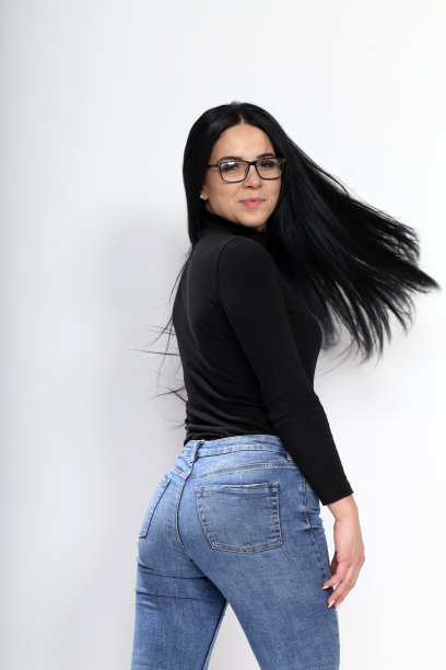 迷人的欧洲女孩与黑头发和眼镜摆姿势在工作室孤立的背景。图片下载