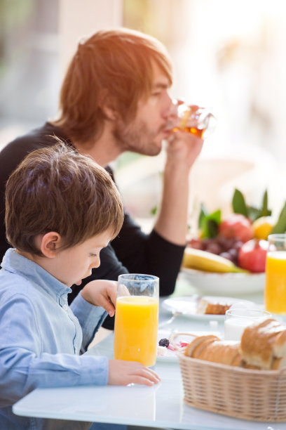 疫情期间居家早餐的家庭图片下载