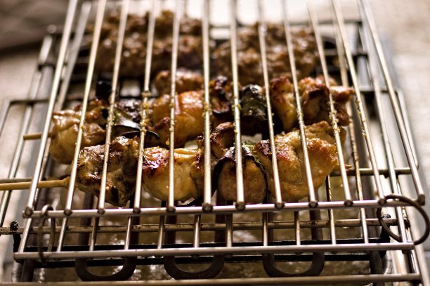 用电烤炉烤的肉串和香肠(意大利，佩萨罗)图片下载