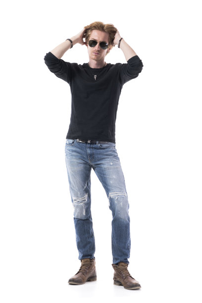 帅气的红发男时尚模特用双手在头发上调整发型。图片下载