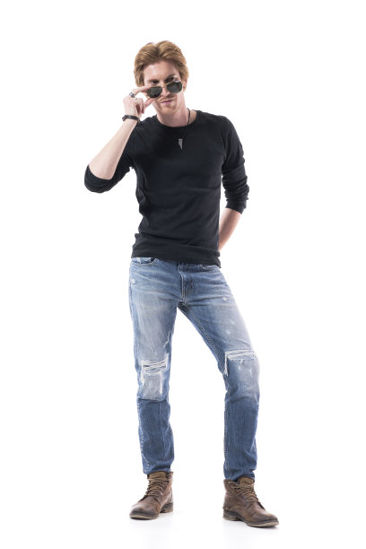 自信的，严肃的，有男子气概的年轻红头发的男人看着远离太阳镜图片下载