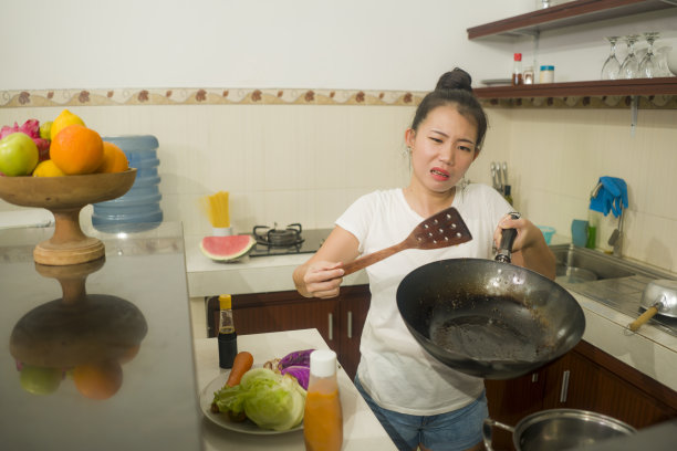 年轻沮丧的亚洲女人在家务压力-生活方式的家庭肖像美丽不堪重负和压力的韩国女孩在厨房工作不开心和烦恼的家务图片下载
