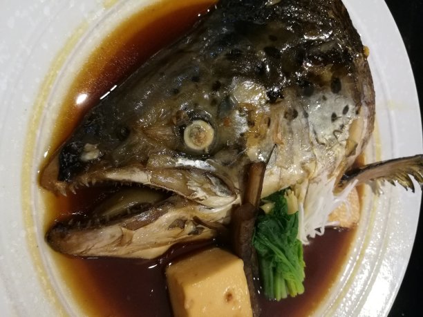 新鲜的三文鱼加酱油煮熟蒸熟在传统的日本亚洲餐厅以豆腐和蔬菜的异国情调的食物风格。富含欧米茄的食物，有利于健康和减肥图片下载