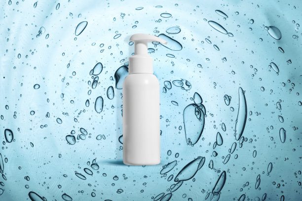 背景为洗手液瓶，材质为COVID-19洗手液。冠状病毒卫生的概念。模板。横幅图片下载