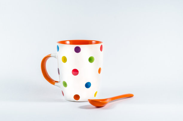 漂亮的咖啡杯，五颜六色的斑点图片下载